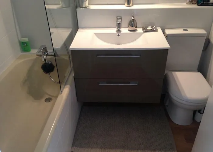 Front De Avec Piscine Apartment